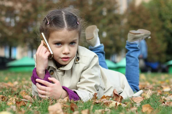 Niña en el parque de otoño —  Fotos de Stock