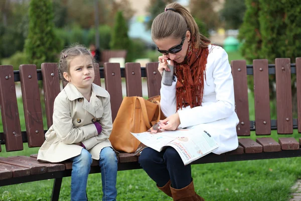 Mãe com a menina no parque de outono — Fotografia de Stock