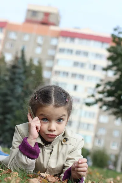 Lilla flickan talar i mobiltelefon — Stockfoto
