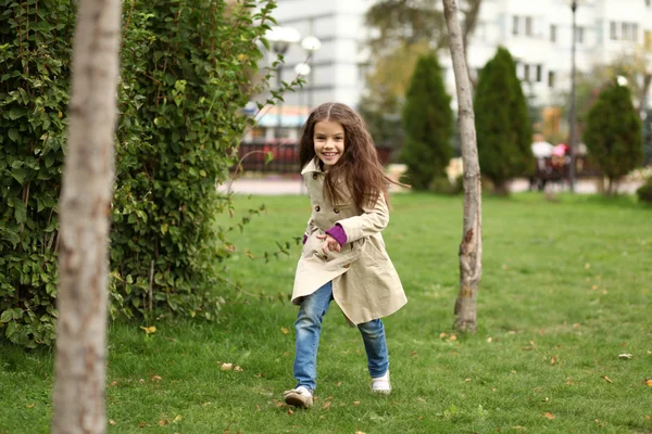 Sonbahar parkında küçük bir kız — Stok fotoğraf