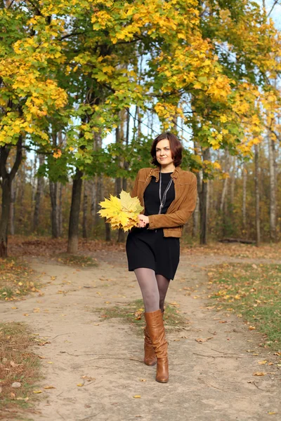 Walking woman in autumn park — Zdjęcie stockowe