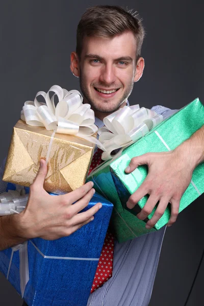 Portret van jonge zakenman met geschenken — Stockfoto