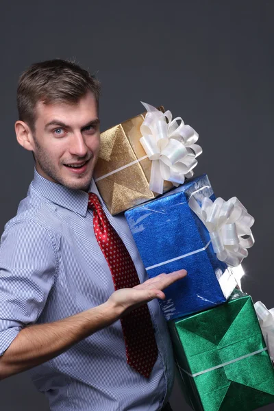 Retrato de hombre de negocios joven con regalos —  Fotos de Stock