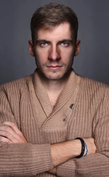 Genç ve yakışıklı erkek modelin portresi.