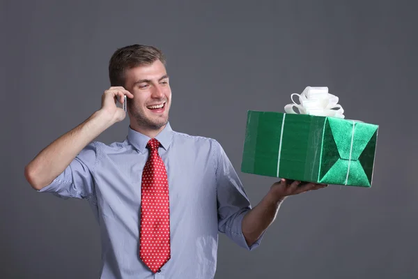 Retrato de hombre de negocios joven con regalos — Foto de Stock