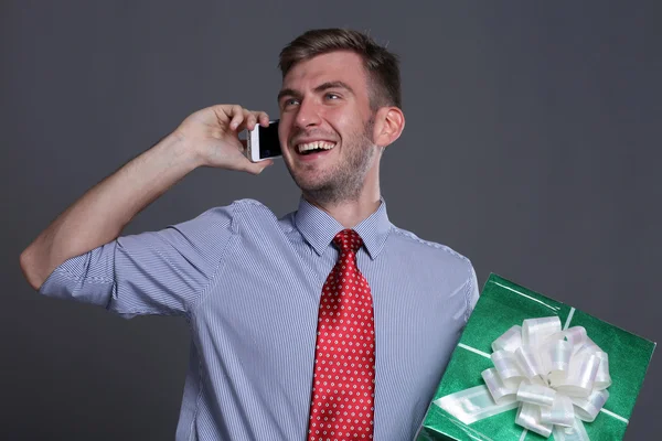 Retrato de hombre de negocios joven con regalos — Foto de Stock