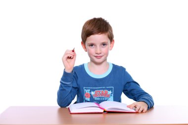 masada oturan güzel bir çocuk