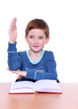 masada oturan güzel bir çocuk