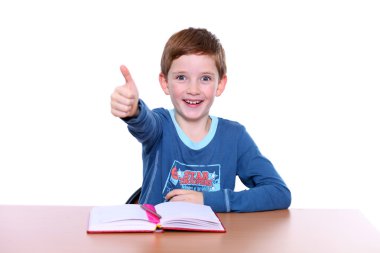 masada oturan güzel bir çocuk
