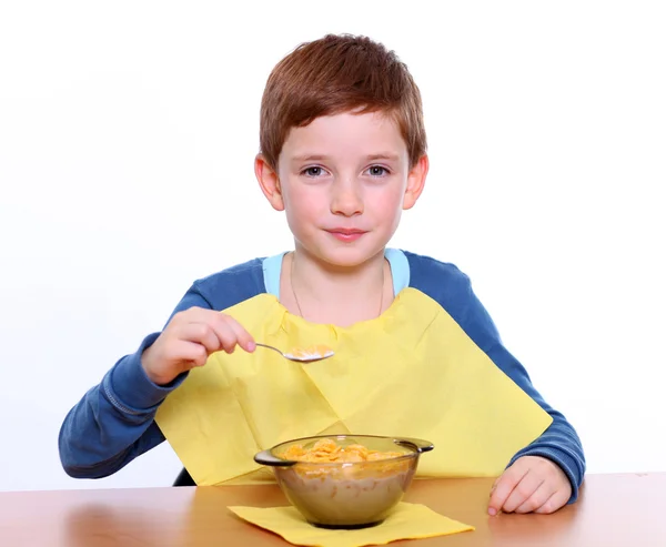 Kleine jongen ontbijt geïsoleerd op witte achtergrond — Stockfoto