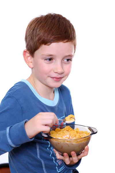 Kleine jongen ontbijt geïsoleerd op witte achtergrond — Stockfoto