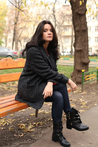 Hermosa mujer en el parque de otoño — Foto de Stock