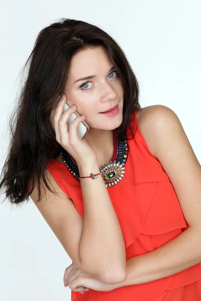 Vacker kvinna ringer via telefon — Stockfoto