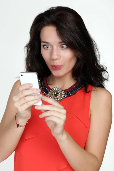 Sexy donna mostra il tuo telefono — Foto Stock