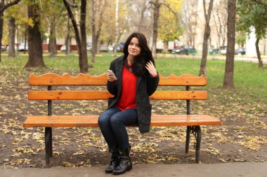 Sonbahar parkında güzel bir kadın