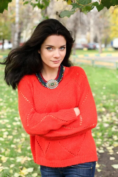 Őszi portré egy lány, egy vörös pulóverben — Stock Fotó