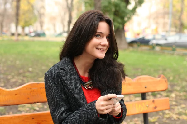 Hermosa mujer en el parque de otoño — Foto de Stock