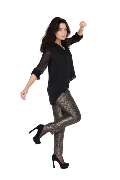 Modeporträt eines Mädchens in Hose und schwarzer Bluse — Stockfoto