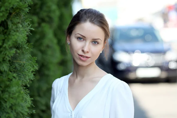 Beautiful young girl smiling — Stock Photo, Image