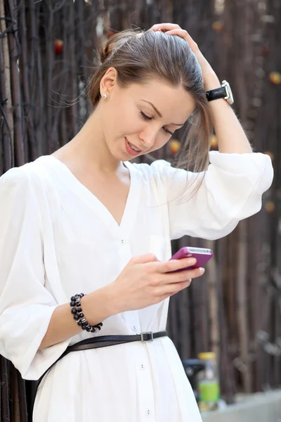 Jeune femme appelant par téléphone — Photo