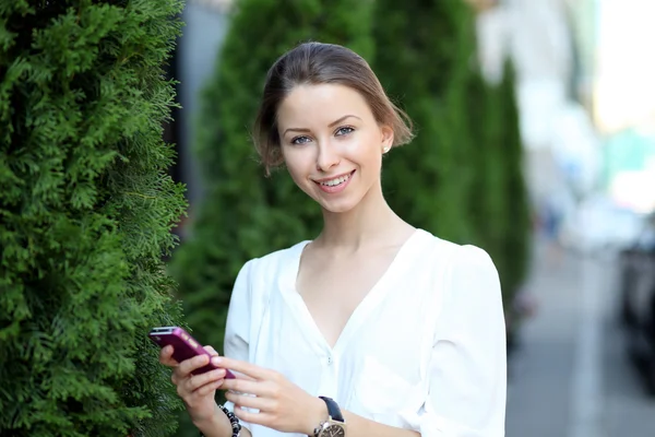 Jonge vrouw belt per telefoon — Stockfoto