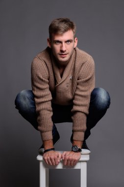 genç çekici bir adam portresi