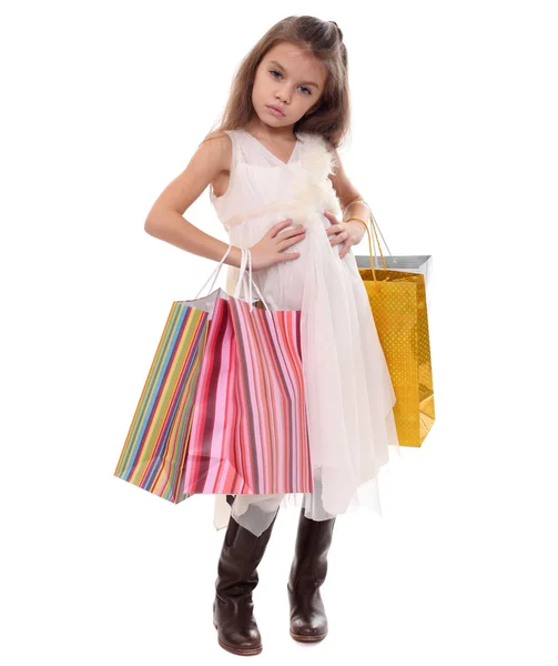 Gadis kecil yang cantik dengan tas belanja — Stok Foto