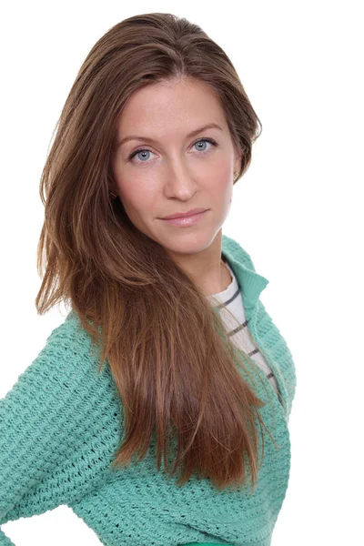 Όμορφη νεαρή γυναίκα στο πράσινο πουλόβερ — Φωτογραφία Αρχείου