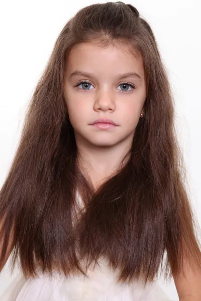 Petite fille avec de beaux cheveux — Photo