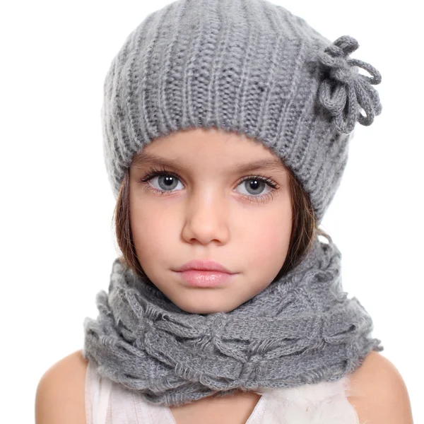 Bambina con cappello a maglia e sciarpa grigia — Foto Stock