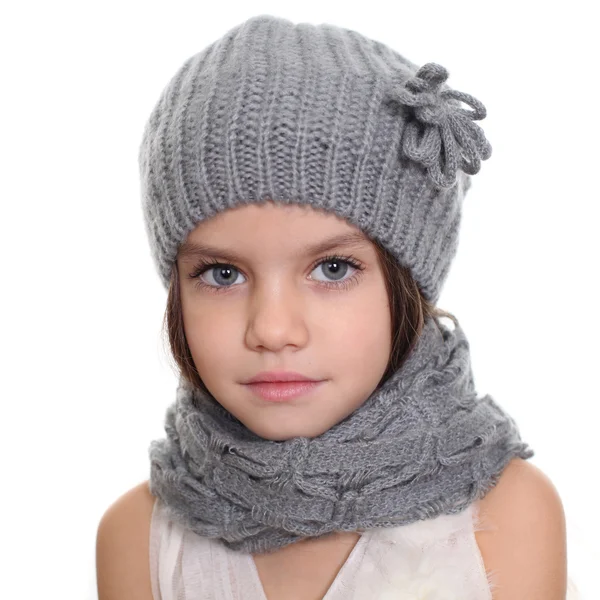 Bambina con cappello a maglia e sciarpa grigia — Foto Stock