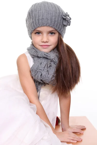 Kleines Mädchen mit Strickmütze und grauem Schal — Stockfoto