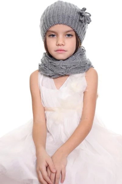 Bambina con cappello a maglia e sciarpa grigia — Foto Stock