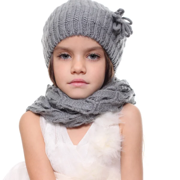 모자에 회색 스카프를 두른 어린 소녀 — 스톡 사진