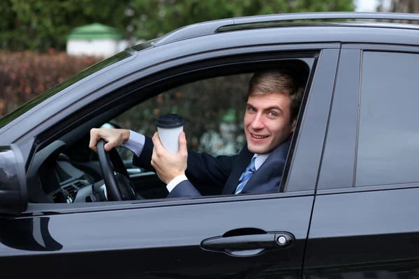 Jeune homme attrayant jeune homme dans la voiture — Photo