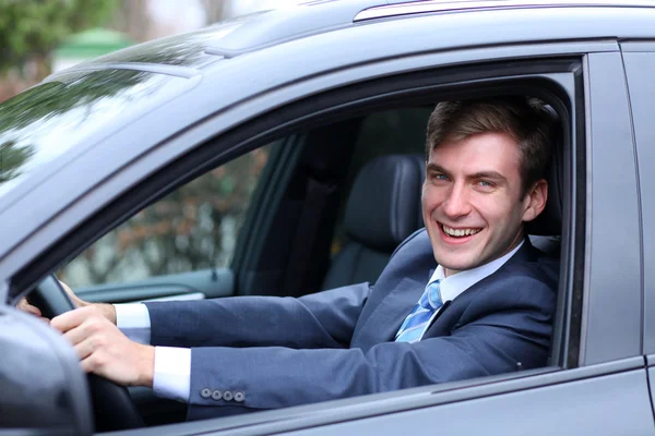 Fiatal vonzó férfi fiatal férfi az autóban — Stock Fotó