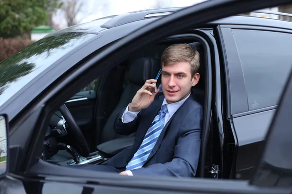 Jovem homem atraente chamando por telefone — Fotografia de Stock