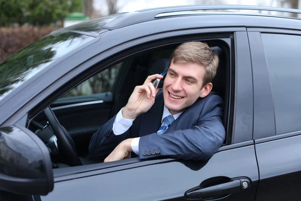 Joven hombre atractivo llamando por teléfono — Foto de Stock