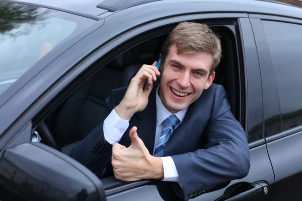 Jeune homme attrayant appelant par téléphone — Photo