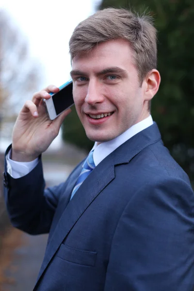 Joven hombre atractivo llamando por teléfono — Foto de Stock