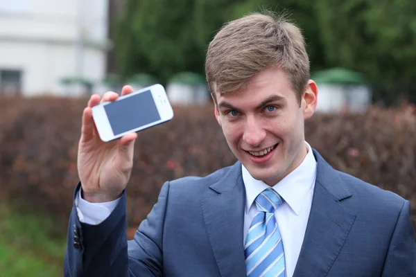 Jeune homme attrayant appelant par téléphone — Photo