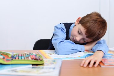 masada uyuyan güzel bir çocuk