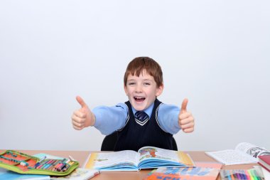 masada oturan güzel bir çocuk