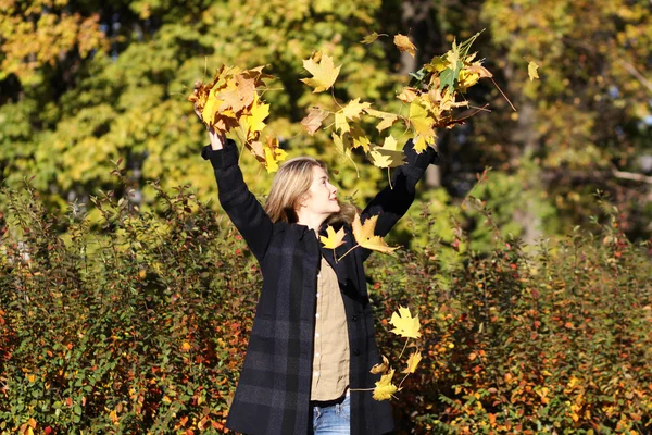 Ung kvinna — Stockfoto