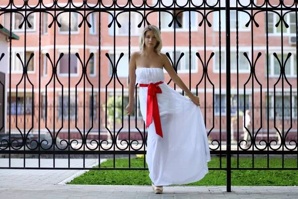 Senhora de vestido branco no verão rua — Fotografia de Stock
