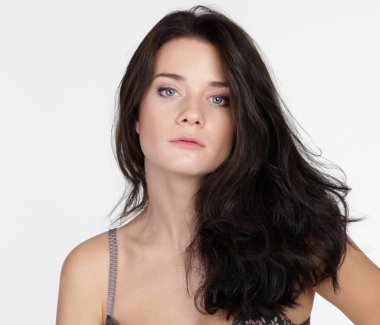 güzel bir genç kadın gri arka plan üzerinde izole