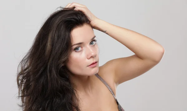 Beautiful young woman isolated over gray background — Stock Photo, Image