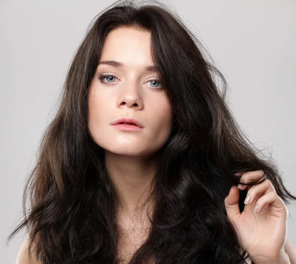 Hermosa joven aislada sobre fondo gris — Foto de Stock