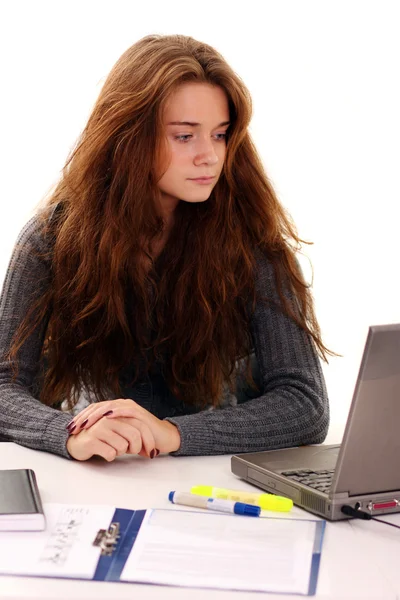 Jovem mulher de negócios bonita com notebook no escritório — Fotografia de Stock