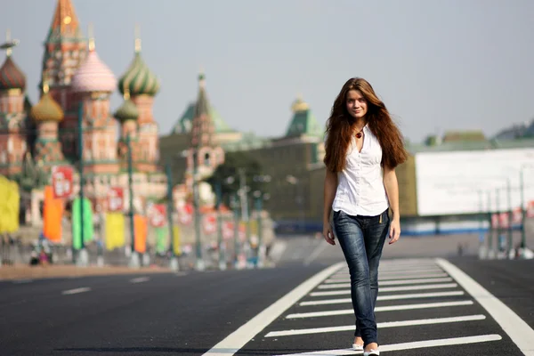 Όμορφη νεαρή γυναίκα που περπατάει στο δρόμο — Φωτογραφία Αρχείου